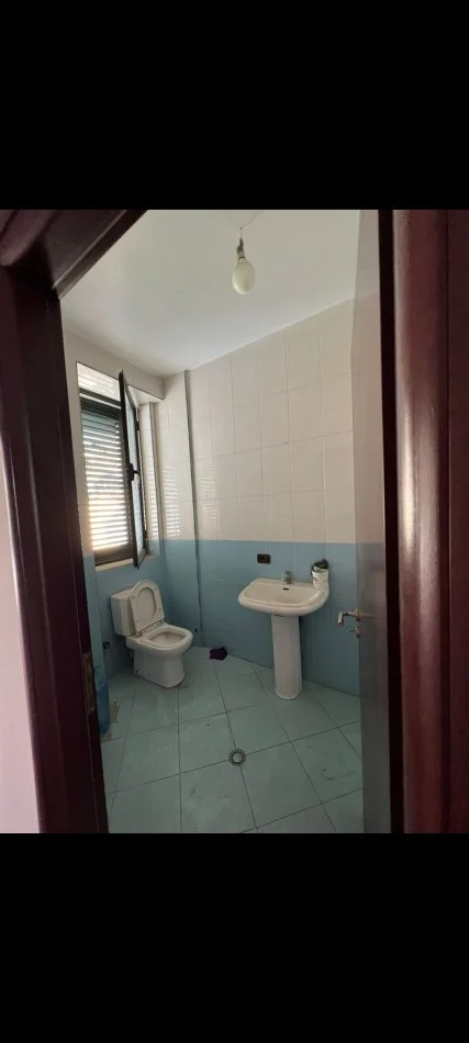 Tirane, jepet me qera apartament(Per biznes) Kati 3, 70 m² 550 € (Rruga e Barrikadave)