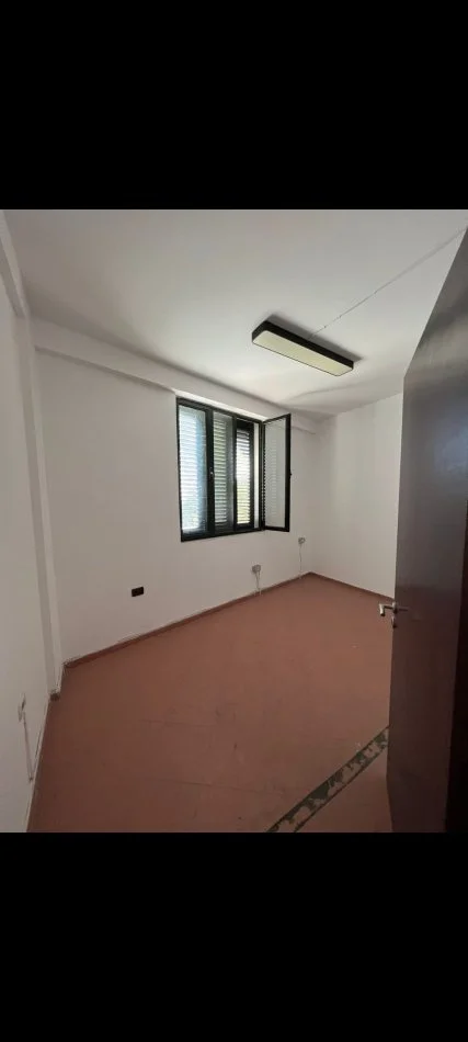 Tirane, jepet me qera apartament(Per biznes) Kati 3, 70 m² 550 € (Rruga e Barrikadave)