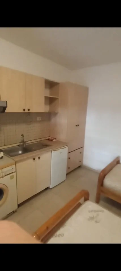 Tirane, jepet me qera garsoniere(21 Dhjetori), Kati 1, 17 m² 300 €