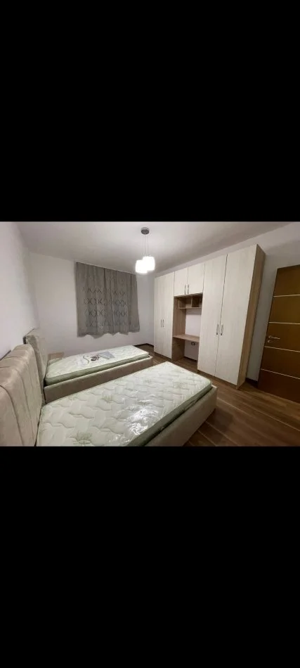 Tirane, jepet me qera apartament 2+1 Kati 4, 120 m² 500 € (Kinostudio)
