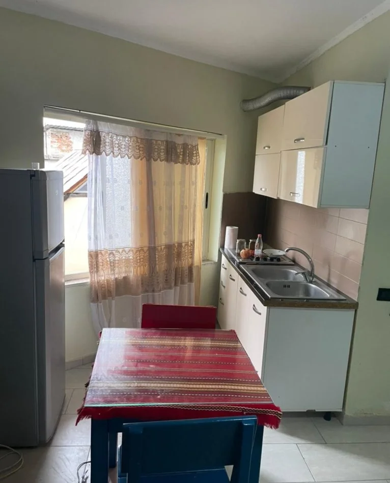 Tirane, jepet me qera Vile 1+1 Kati 2, 36 m² (Ish Tregu Ushqimor, 150 m siper Shkolles 1 Qershori)