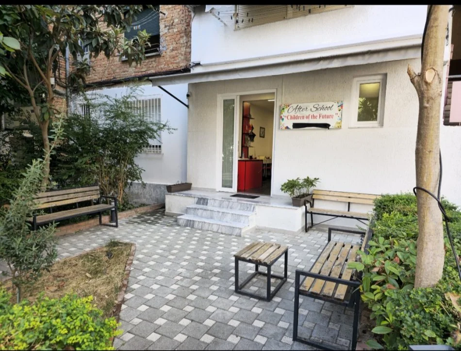 Tirane, jepet me qera zyre Kati 1, 93 m² 700 € (Rruga Muhamet Gjollesha, 21 Dhjetori)