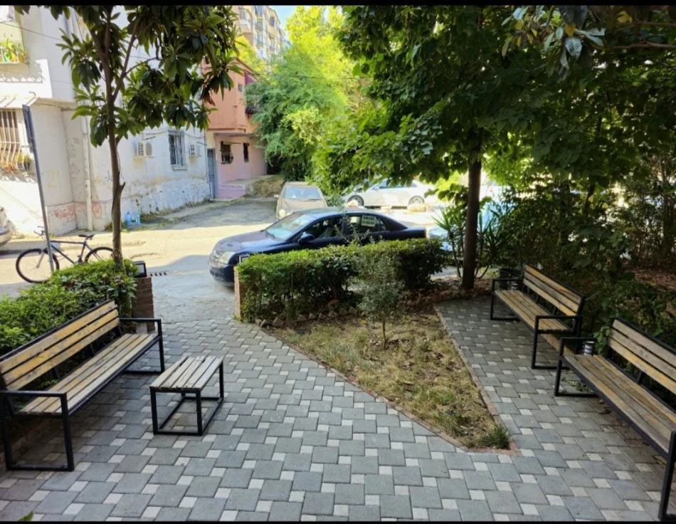 Tirane, jepet me qera zyre Kati 1, 93 m² 700 € (Rruga Muhamet Gjollesha, 21 Dhjetori)