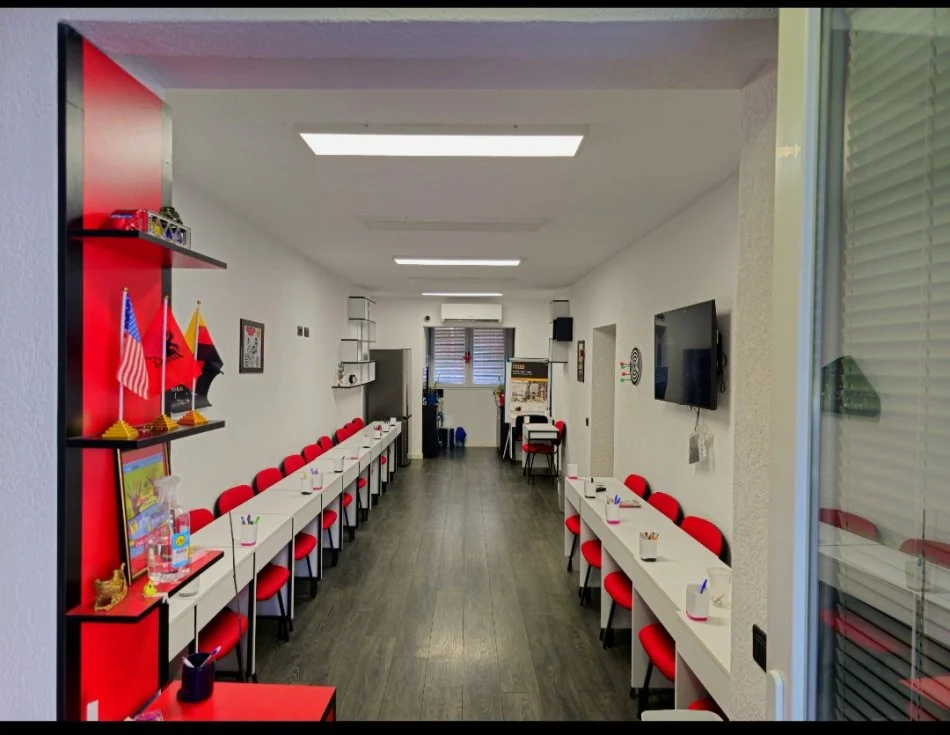 Tirane, jepet me qera zyre Kati 1, 93 m² 700 € (Rruga Muhamet Gjollesha, 21 Dhjetori)