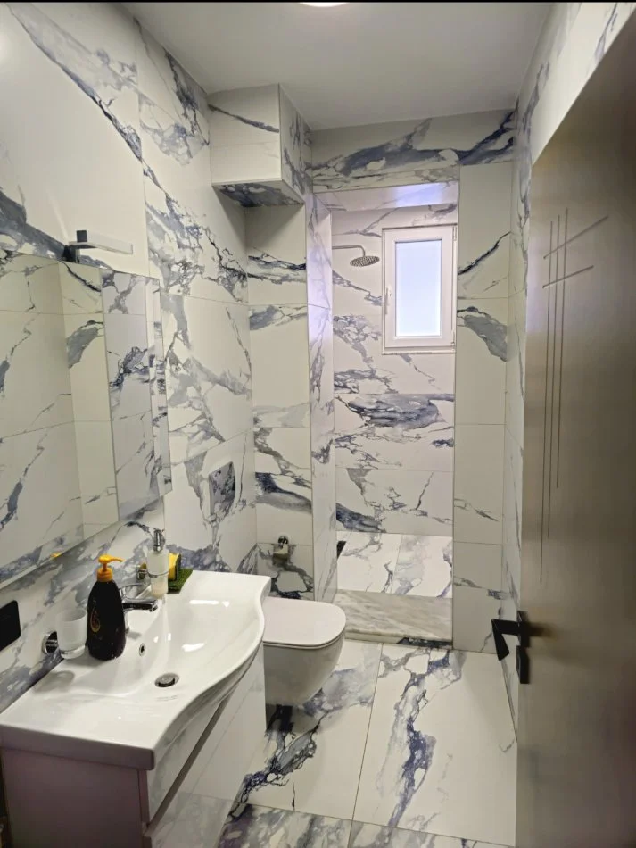 Tirane, jepet me qera zyre Kati 1, 93 m² 700 € (Rruga Muhamet Gjollesha, 21 Dhjetori)