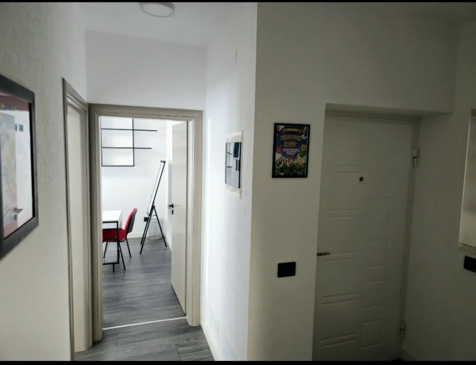 Tirane, jepet me qera zyre Kati 1, 93 m² 700 € (Rruga Muhamet Gjollesha, 21 Dhjetori)