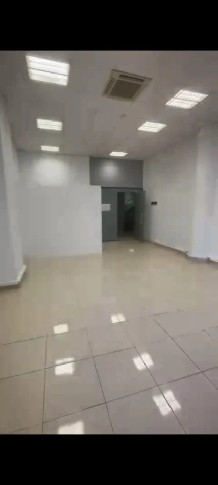 Tirane, jepet me qera ambjent biznesi Kati 1, 60 m² 550 € (Sheshi Willson)