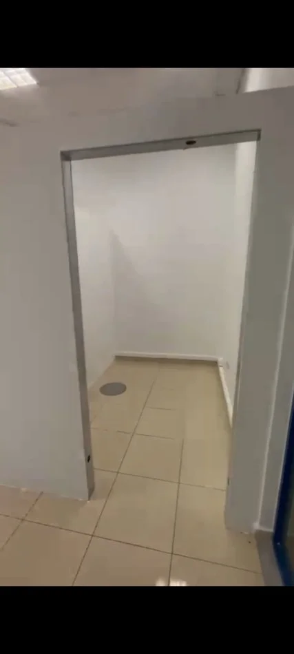 Tirane, jepet me qera ambjent biznesi Kati 1, 60 m² 550 € (Sheshi Willson)