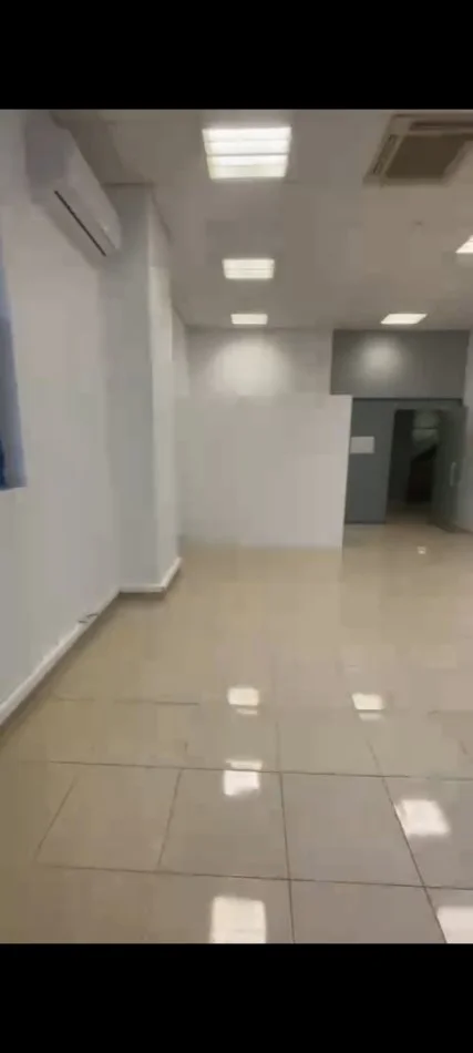 Tirane, jepet me qera ambjent biznesi Kati 1, 60 m² 550 € (Sheshi Willson)