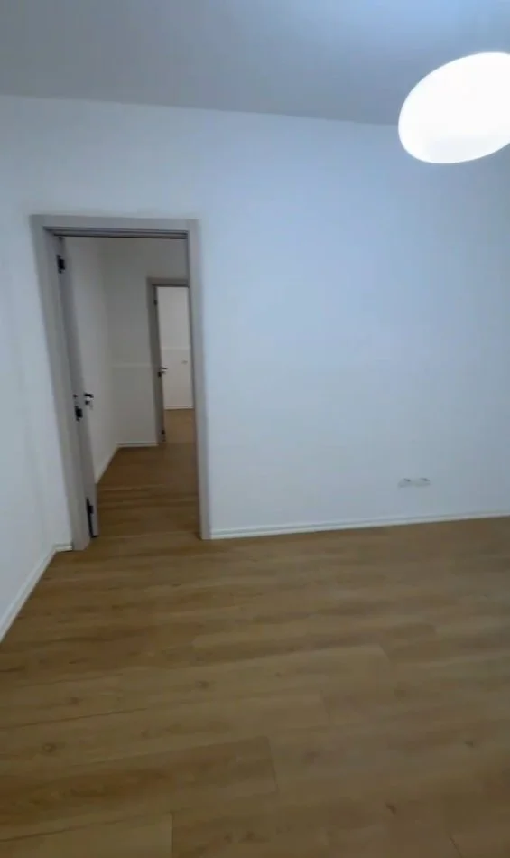 Tirane, shitet apartament 2+1+Ballkon Kati 1, 103 m² 138.000 € (RR.BILL KLINTON, KRISTAL CENTER)