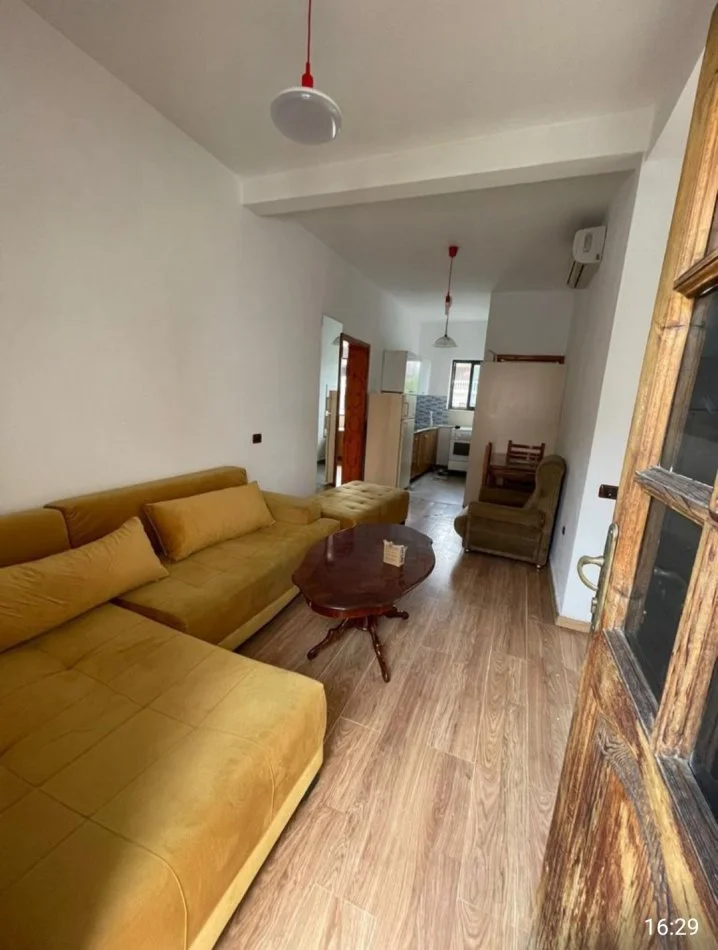 Tirane, jepet me qera Vile 1+1 Kati 2, 55 m² (Midis Zogu te Zi dhe Ish Fushes Aviacionit)