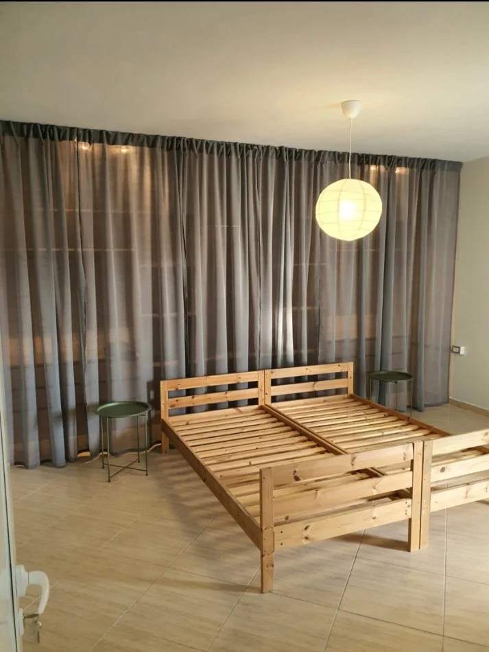 Tirane, shes dy krevate 50€/copa + 1dyshek tek