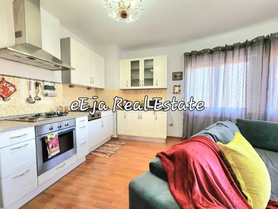 Tirane, jepet me qera apartament 1+1+Ballkon Kati 9, 71 m² 520 € (Rruga e durresit)