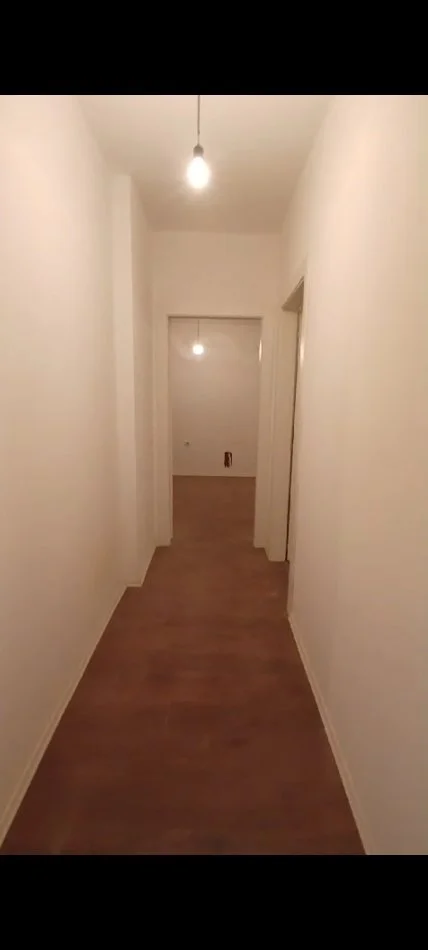 Tirane, jepet me qera zyre Kati 3, 95 m² 1.100 € (Pazari i ri)