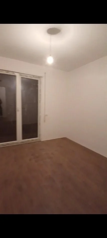 Tirane, jepet me qera zyre Kati 3, 95 m² 1.100 € (Pazari i ri)