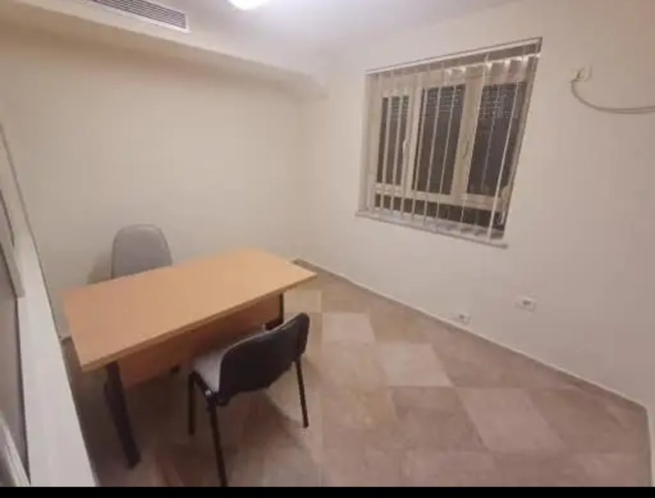 Tirane, jepet me qera zyre Kati 2, 80 m² 600 € (Ish Ekspozita)