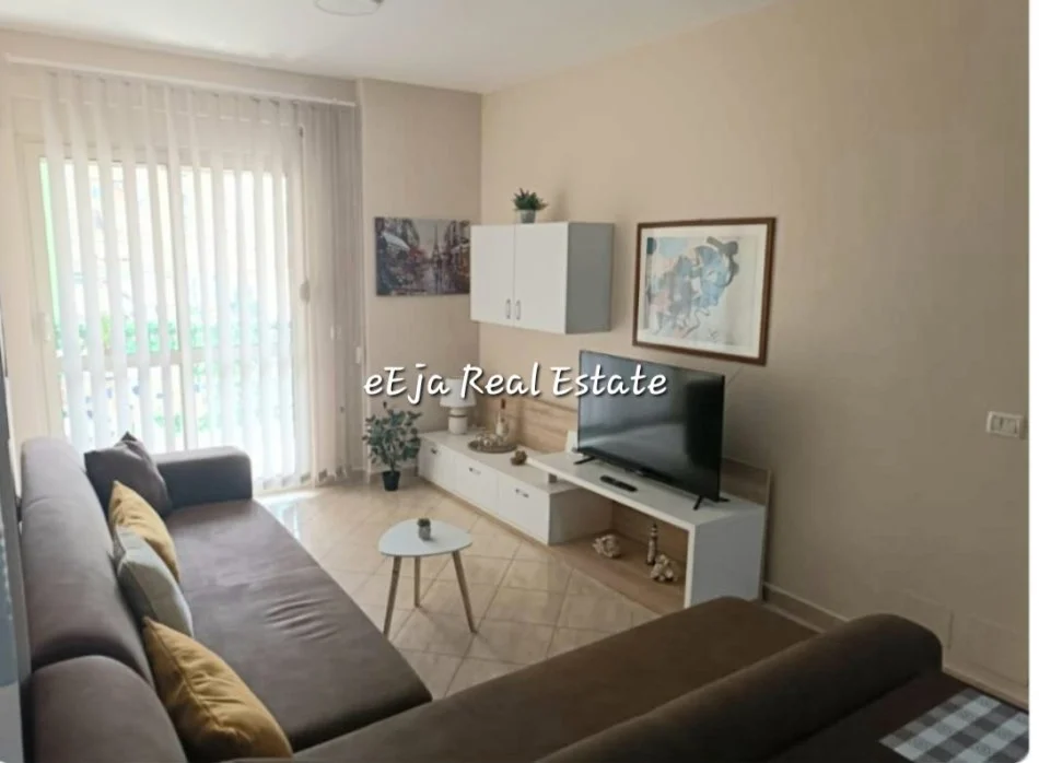 Tirane, jepet me qera apartament 1+1+Ballkon Kati 4, 60 m² 500 € (Dibres)