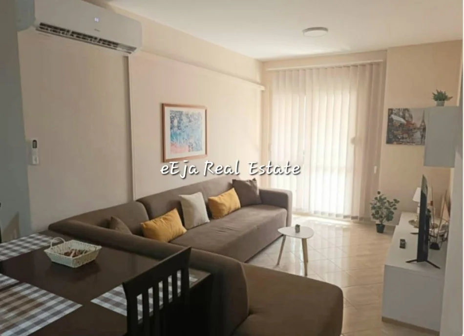 Tirane, jepet me qera apartament 1+1+Ballkon Kati 4, 60 m² 500 € (Dibres)