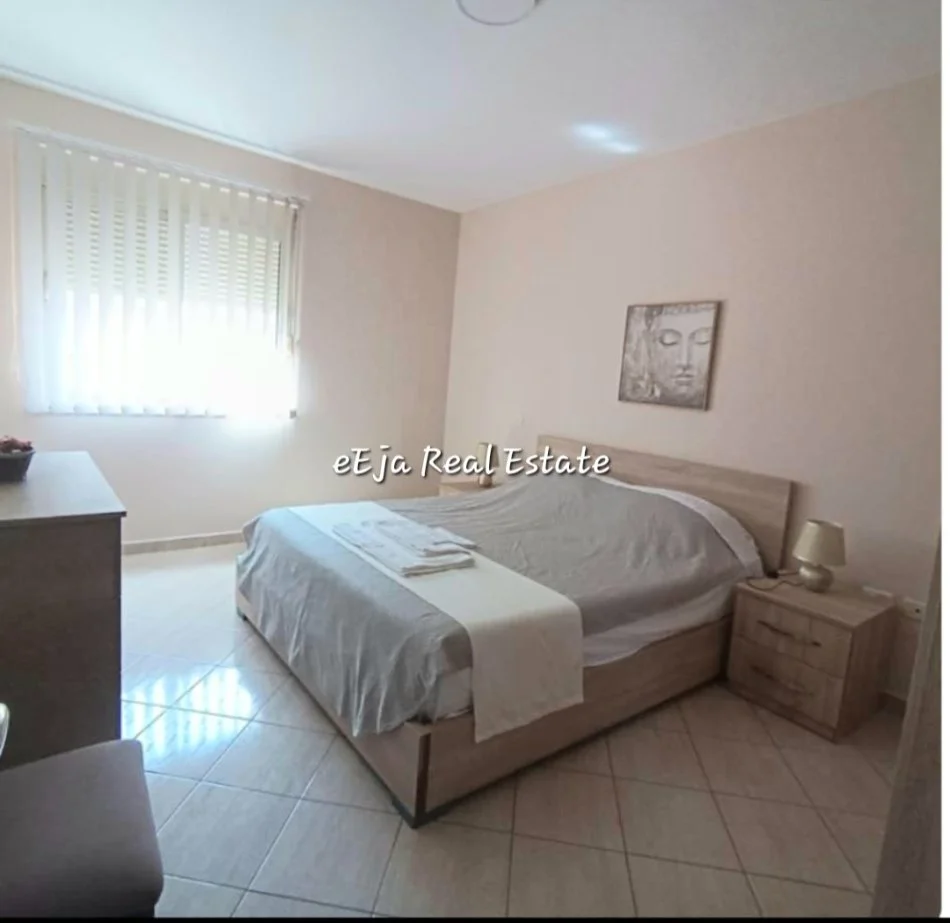 Tirane, jepet me qera apartament 1+1+Ballkon Kati 4, 60 m² 500 € (Dibres)