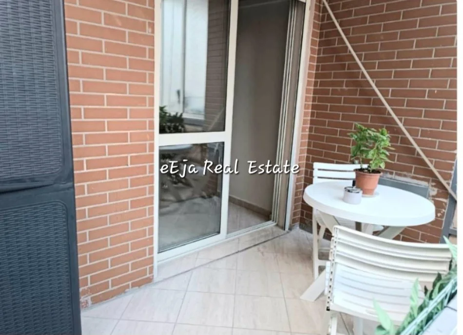 Tirane, jepet me qera apartament 1+1+Ballkon Kati 4, 60 m² 500 € (Dibres)