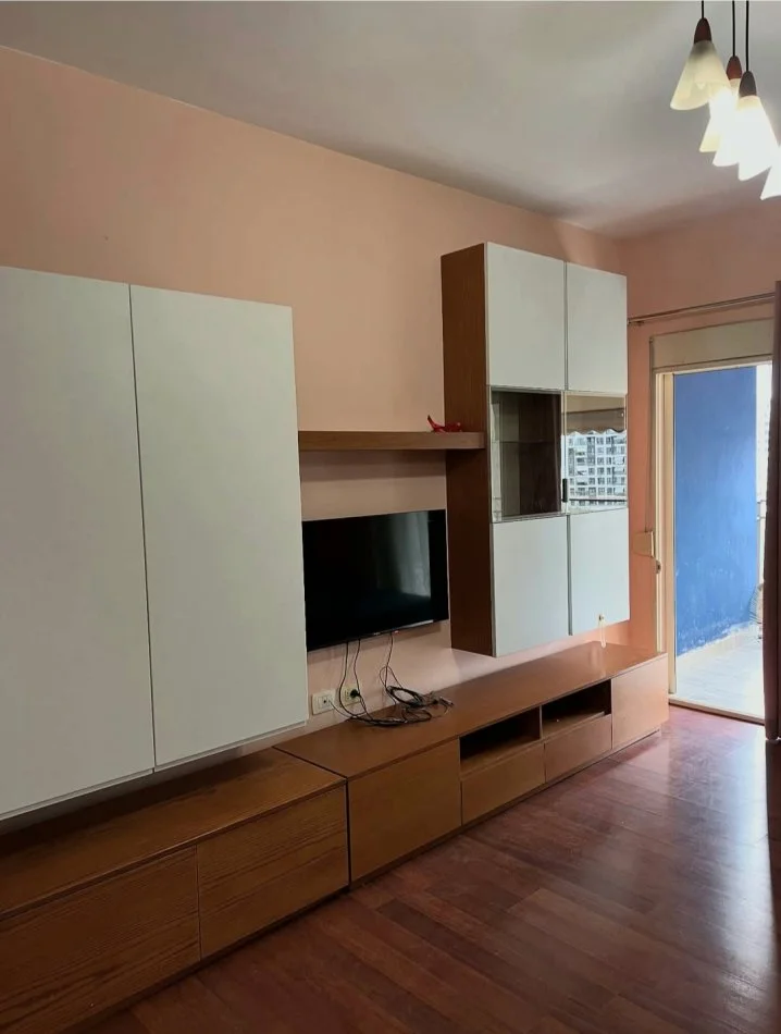 Tirane, jepet me qera apartament 2+1+Ballkon Kati 6, 85 m² 500 € (Fusha e aviacionit)