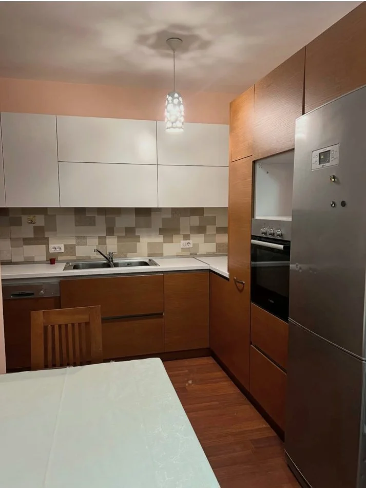 Tirane, jepet me qera apartament 2+1+Ballkon Kati 6, 85 m² 500 € (Fusha e aviacionit)