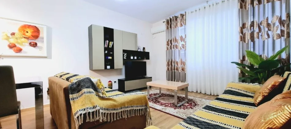 Tirane, jepet me qera 1+1+Ballkon Kati 3, 60 m² 60 € (Kopshti botanik)