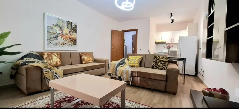 Tirane, jepet me qera 1+1+Ballkon Kati 3, 60 m² 60 € (Kopshti botanik)