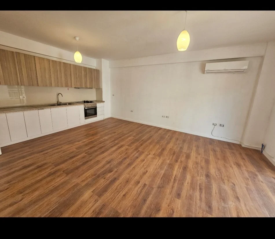 Tirane, jepet me qera apartament 2+1+Ballkon Kati 2, 105 m² 350 € (Rruga e teleferikut)