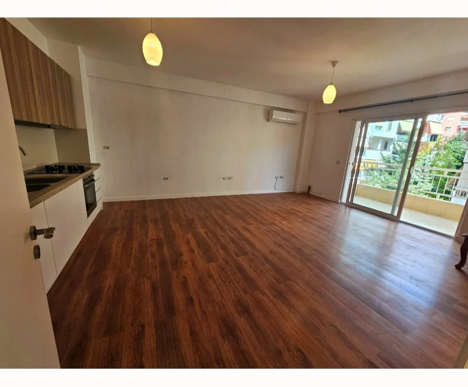 Tirane, jepet me qera apartament 2+1+Ballkon Kati 2, 105 m² 350 € (Rruga e teleferikut)