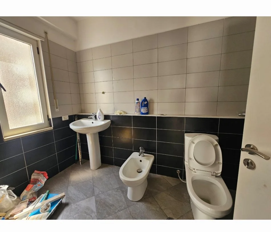 Tirane, jepet me qera apartament 2+1+Ballkon Kati 2, 105 m² 350 € (Rruga e teleferikut)