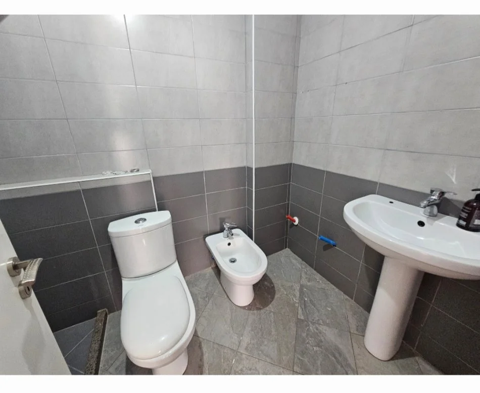 Tirane, jepet me qera apartament 2+1+Ballkon Kati 2, 105 m² 350 € (Rruga e teleferikut)