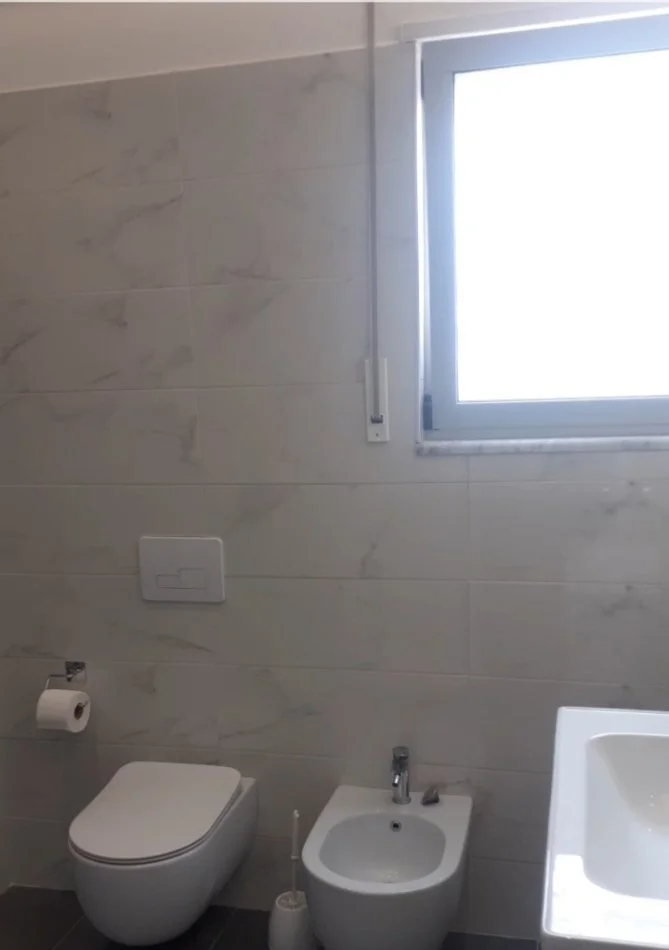 Tirane, ne Xhamllik, shitet apartament 3+1+2 + Ballkon, Kati 5, me shensor.