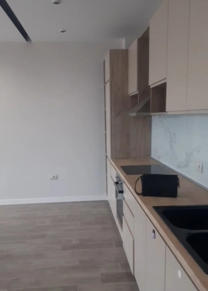 Tirane, ne Xhamllik, shitet apartament 3+1+2 + Ballkon, Kati 5, me shensor.