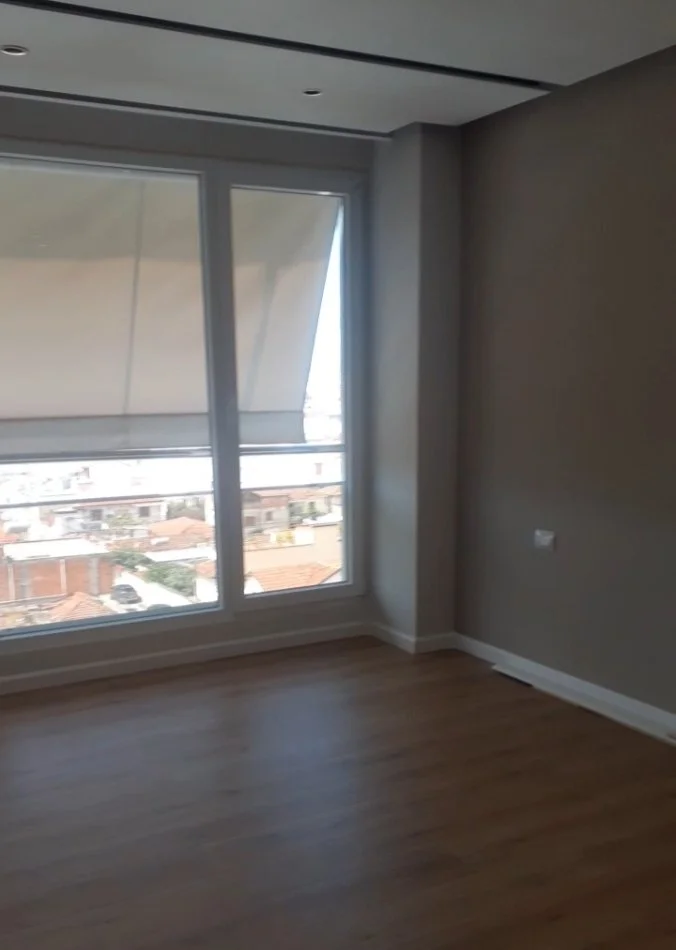 Tirane, ne Xhamllik, shitet apartament 3+1+2 + Ballkon, Kati 5, me shensor.