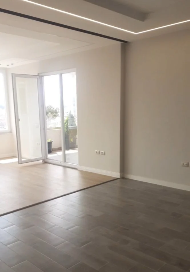 Tirane, ne Xhamllik, shitet apartament 3+1+2 + Ballkon, Kati 5, me shensor.