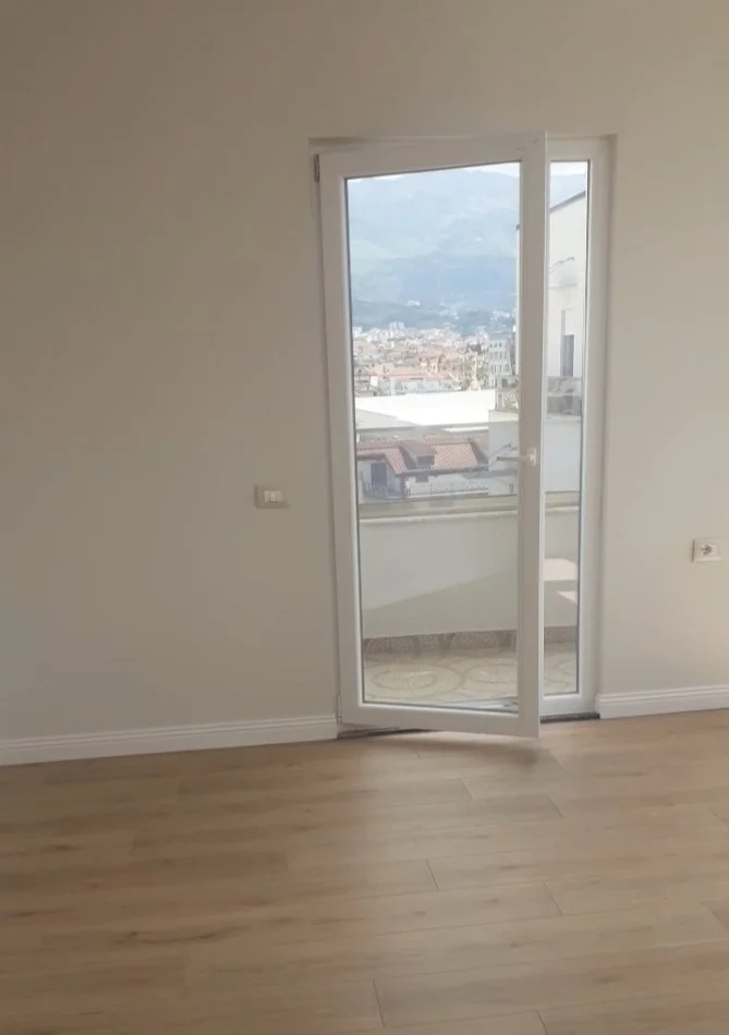 Tirane, ne Xhamllik, shitet apartament 3+1+2 + Ballkon, Kati 5, me shensor.