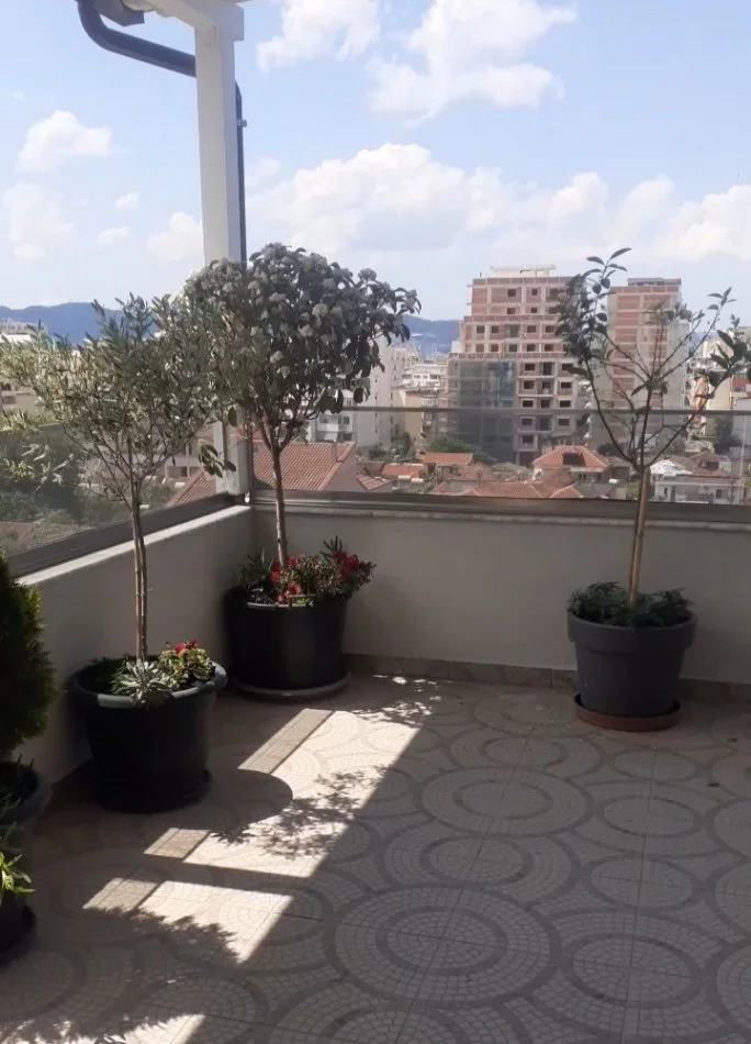 Tirane, ne Xhamllik, shitet apartament 3+1+2 + Ballkon, Kati 5, me shensor.
