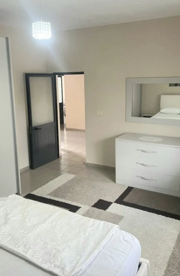 Tirane, jepet me qera apartament 1+1+Ballkon Kati 2, 400 m² 400 € (Donn bosko)