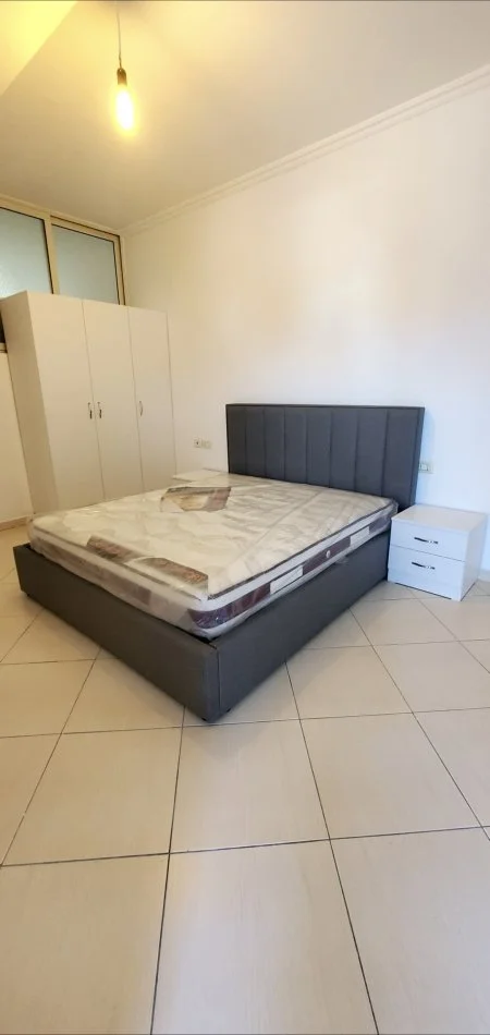 Tirane, jepet me qera apartament 2+1+Ballkon Kati 6, 400 € (Teodor Keko)