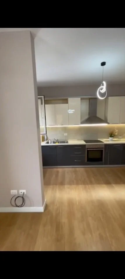 Tirane, jepet me qera apartament 3+1 Kati 2, 150 m² 700 € (Kopshti botanil)