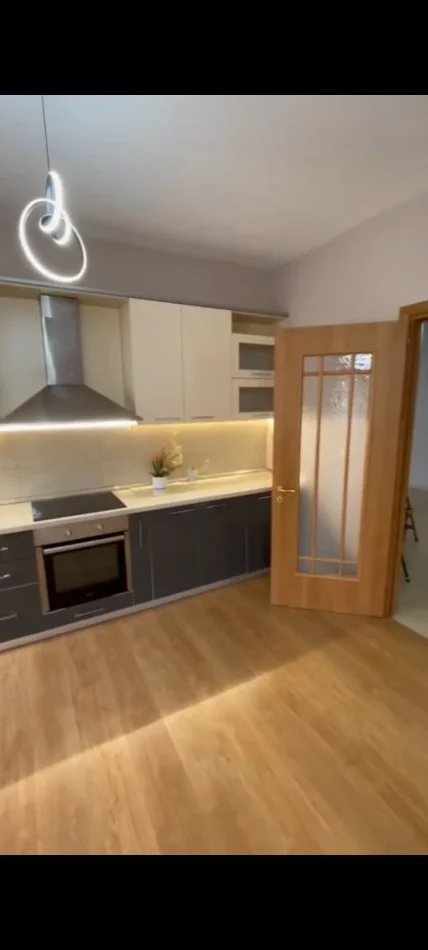 Tirane, jepet me qera apartament 3+1 Kati 2, 150 m² 700 € (Kopshti botanil)