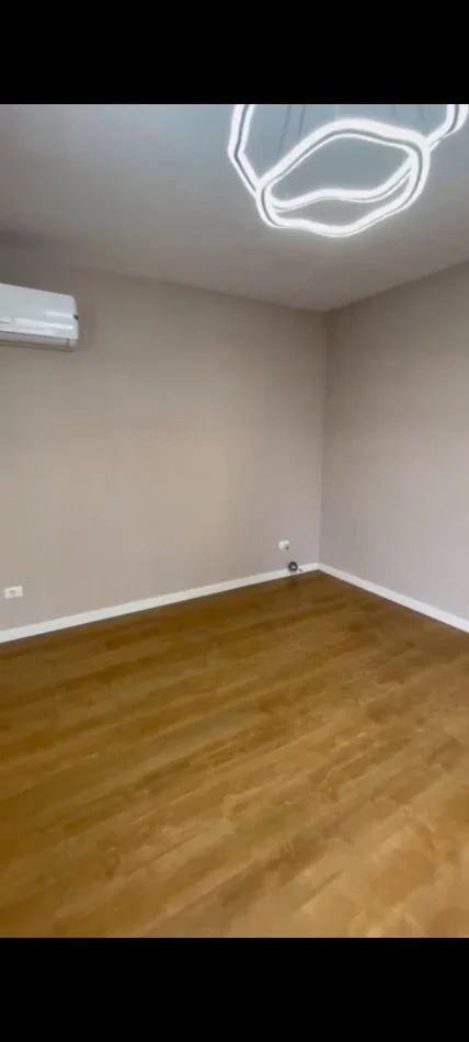 Tirane, jepet me qera apartament 3+1 Kati 2, 150 m² 700 € (Kopshti botanil)