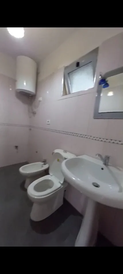 Tirane, jepet me qera shtepi 1+1+Ballkon Kati 1, 70 m² 400 € (Posta Selite)