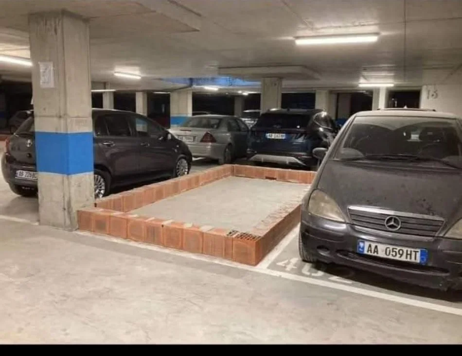 Tirane, shitet garazh | post parkimi Kati -1, 10 m² (Mangalem 21)