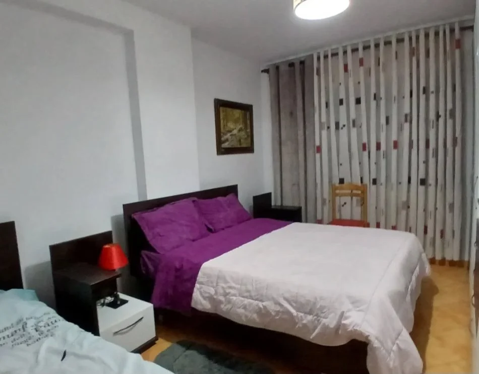 Tirane, jepet me qera apartament 1+1+Ballkon Kati 4, 70 m² 500 € (Palalti me shigjeta)