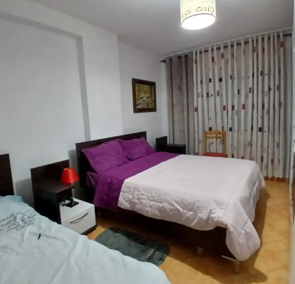 Tirane, jepet me qera apartament 1+1+Ballkon Kati 4, 70 m² 500 € (Palalti me shigjeta)