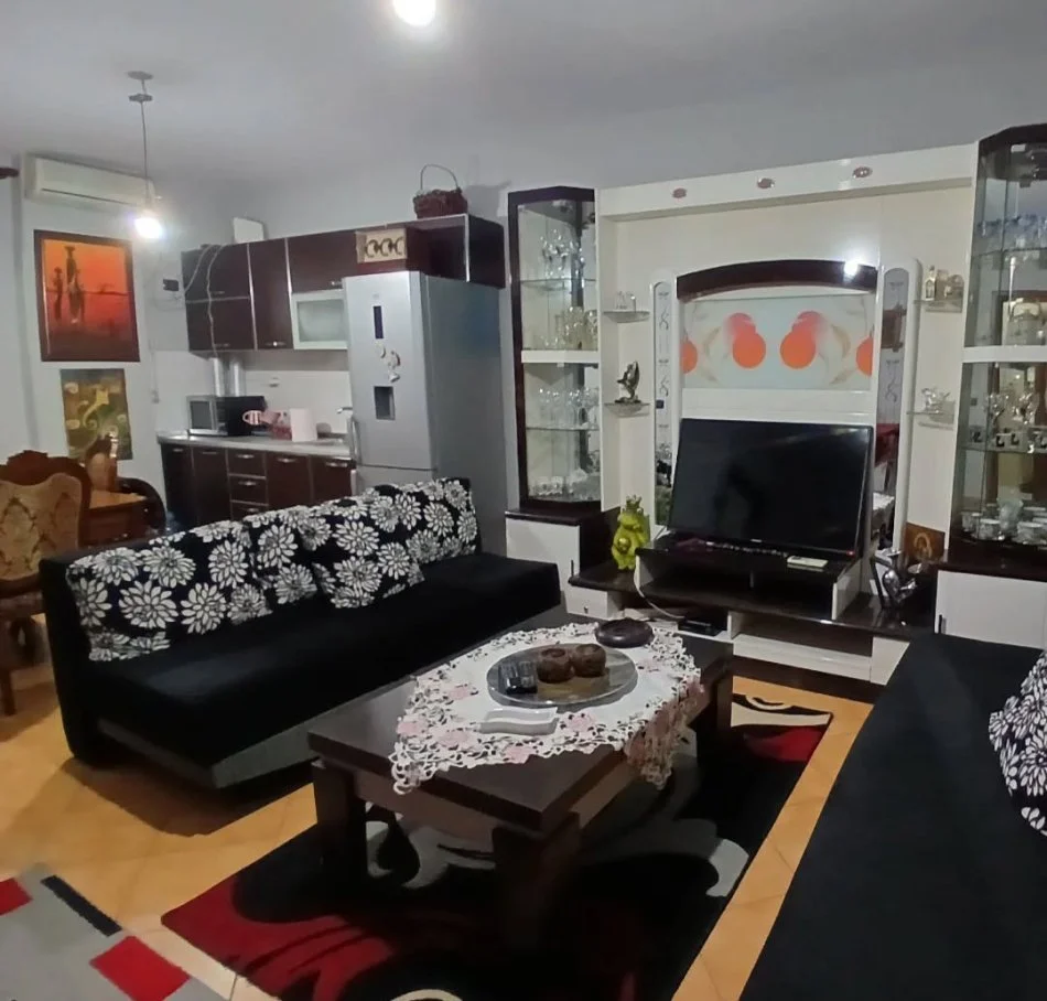 Tirane, jepet me qera apartament 1+1+Ballkon Kati 4, 70 m² 500 € (Palalti me shigjeta)