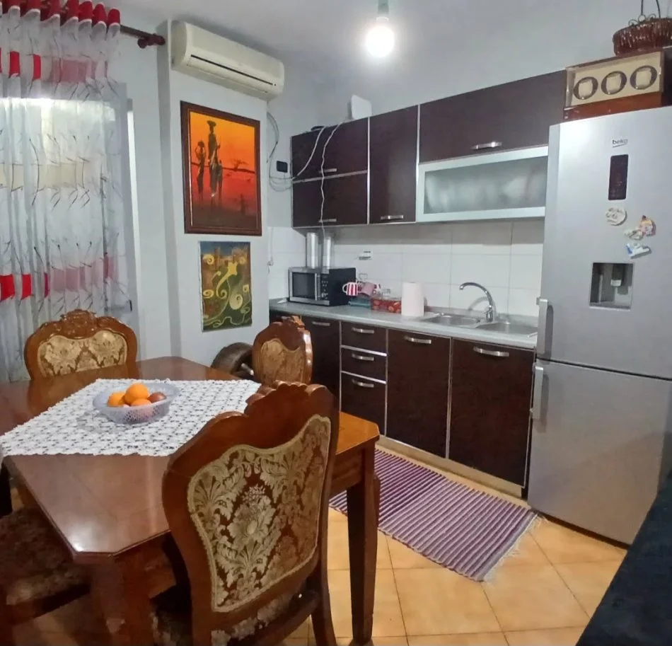 Tirane, jepet me qera apartament 1+1+Ballkon Kati 4, 70 m² 500 € (Palalti me shigjeta)