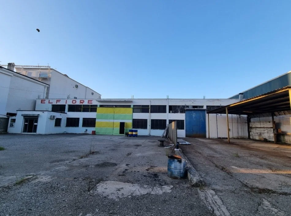 Kapanon për Shitje 2.222 m² (Autostrada)